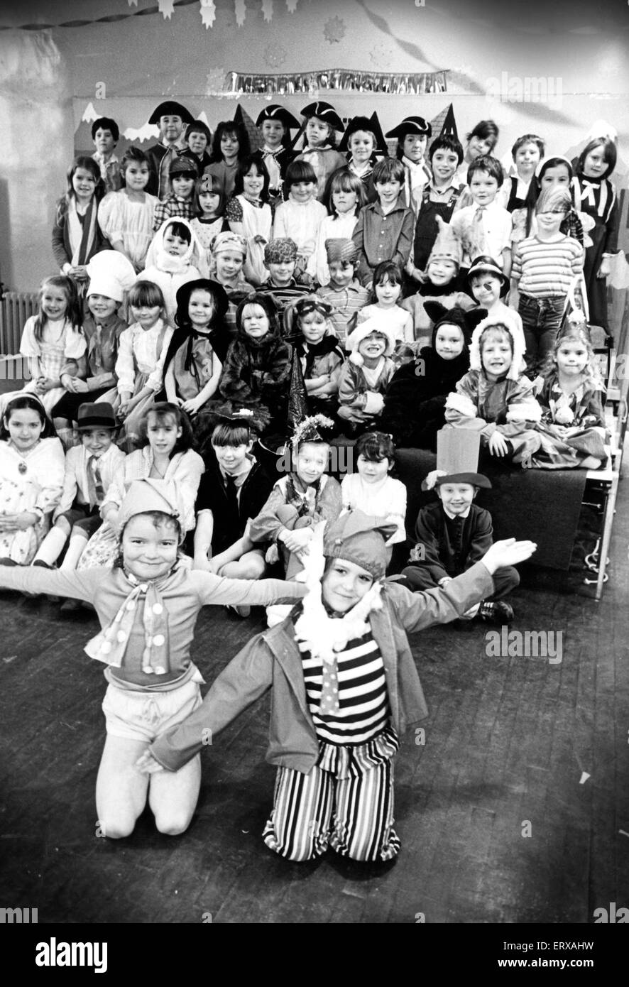 Orgogliosi i bambini formano St Alexander R.C. scuola primaria a Bootle presso i loro film di natale. Xviii Dicembre 1984. Foto Stock
