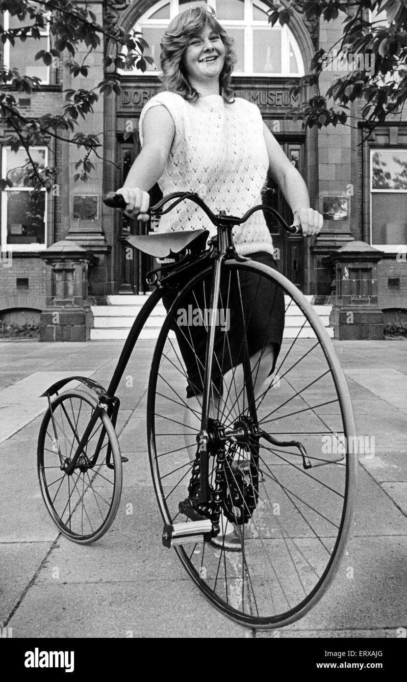 Penny Farthing bicicletta, uno dei 5 del XIX secolo di cicli presentato a Middlesbrough Dorman del Museo dalla tenuta di Harry Nerwell di Whitby, morto in aprile e si è mostrato fuori qui da 21 anni di Leigh Lampard, un lavoratore di volontariato presso il museo, 18 giugno 1985. Escursioni in bicicletta Foto Stock