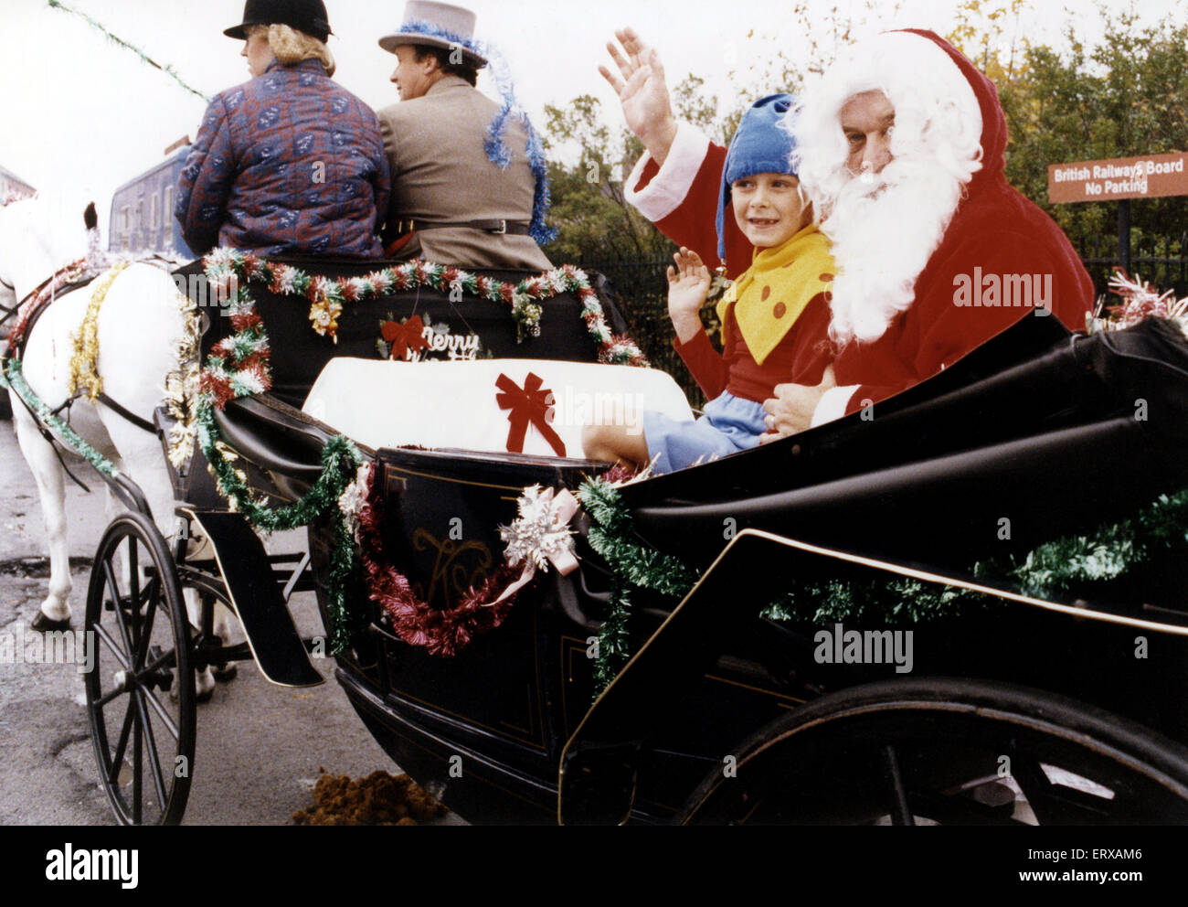 Babbo Natale viaggiare con stile con helper, bambino di sei anni John Stubbs, di Billingham. Essi sono in viaggio in un cavallo disegnato landau carrello durante la sua visita a Stockton. Il 10 novembre 1990. Foto Stock