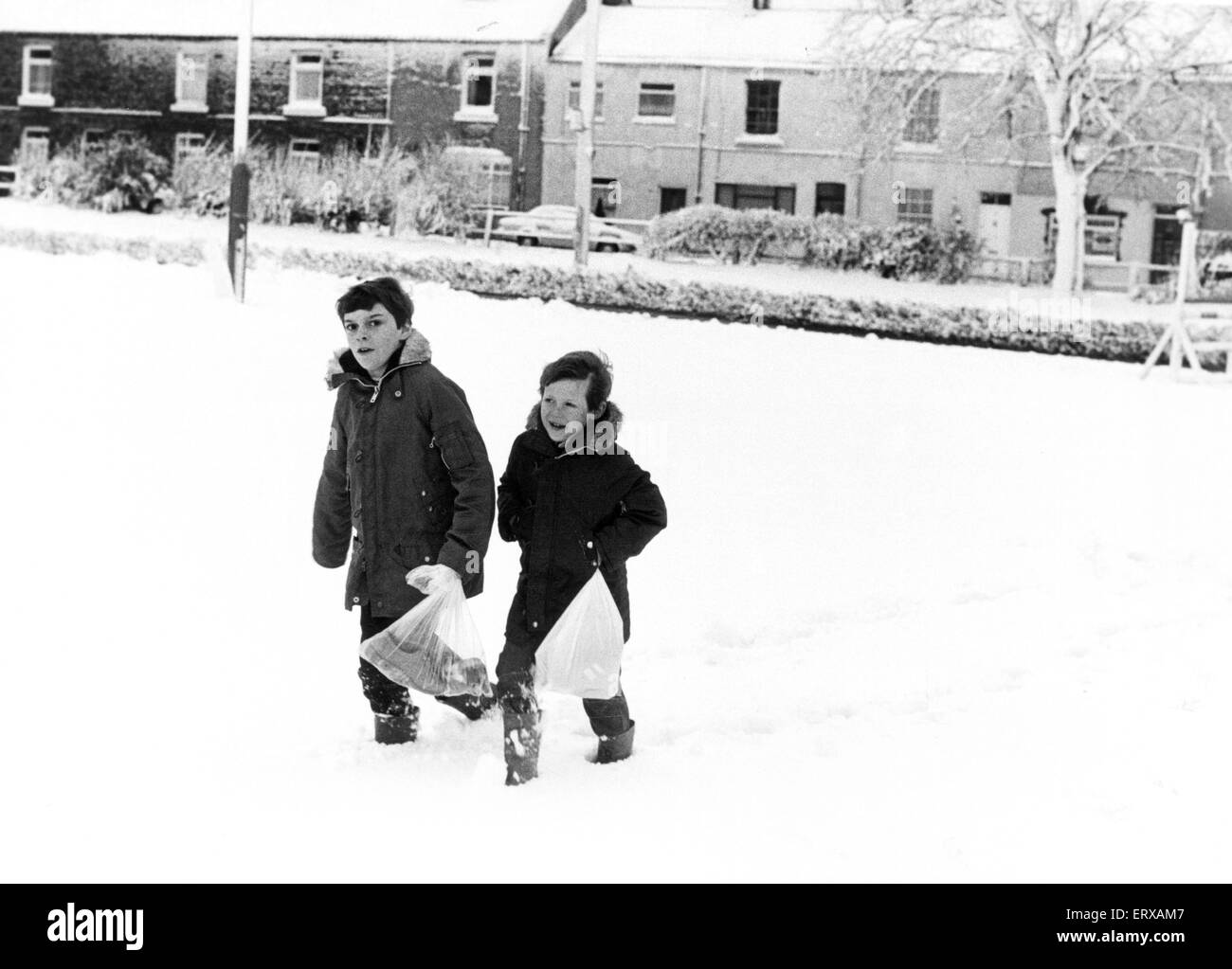 Christian Clapton (sinistra) e Paolo Isbel (destra) trudge attraverso la fitta neve per arrivare a scuola a Magrove Park, Middlesbrough. Il 24 gennaio 1984. Foto Stock