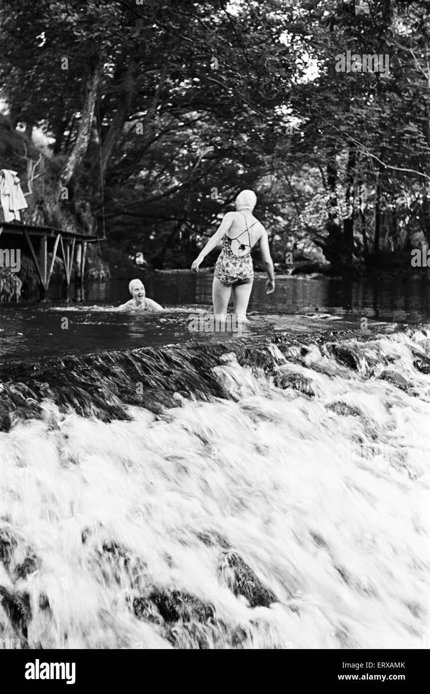 Due donne divertirsi alla sommità di una cascata, durante una vacanza con 'vacanza Fellowship ", che ha organizzato a piedi e vacanze all'aria aperta. Newlands, Lake District, Cumbria, Agosto 1947. Foto Stock