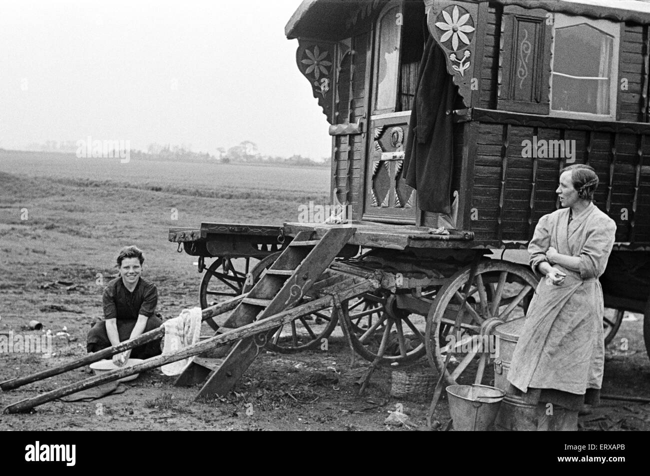 Una famiglia zingara al di fuori della loro roulotte. Maggio 1947. Foto Stock