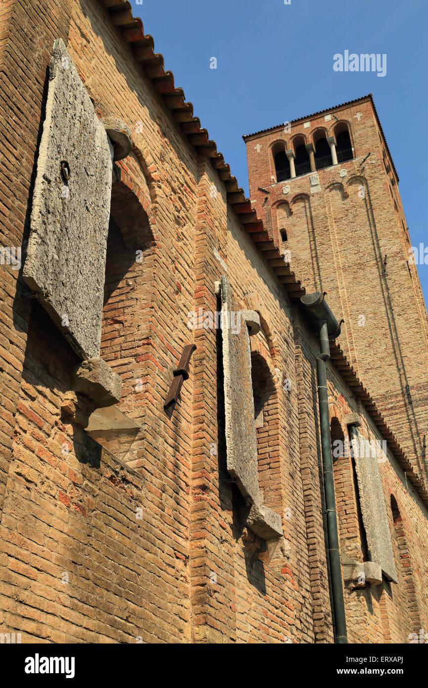 Finestra esterna persiane in pietra, Cattedrale di Santa Maria Assunta, Isola di Torcello Foto Stock