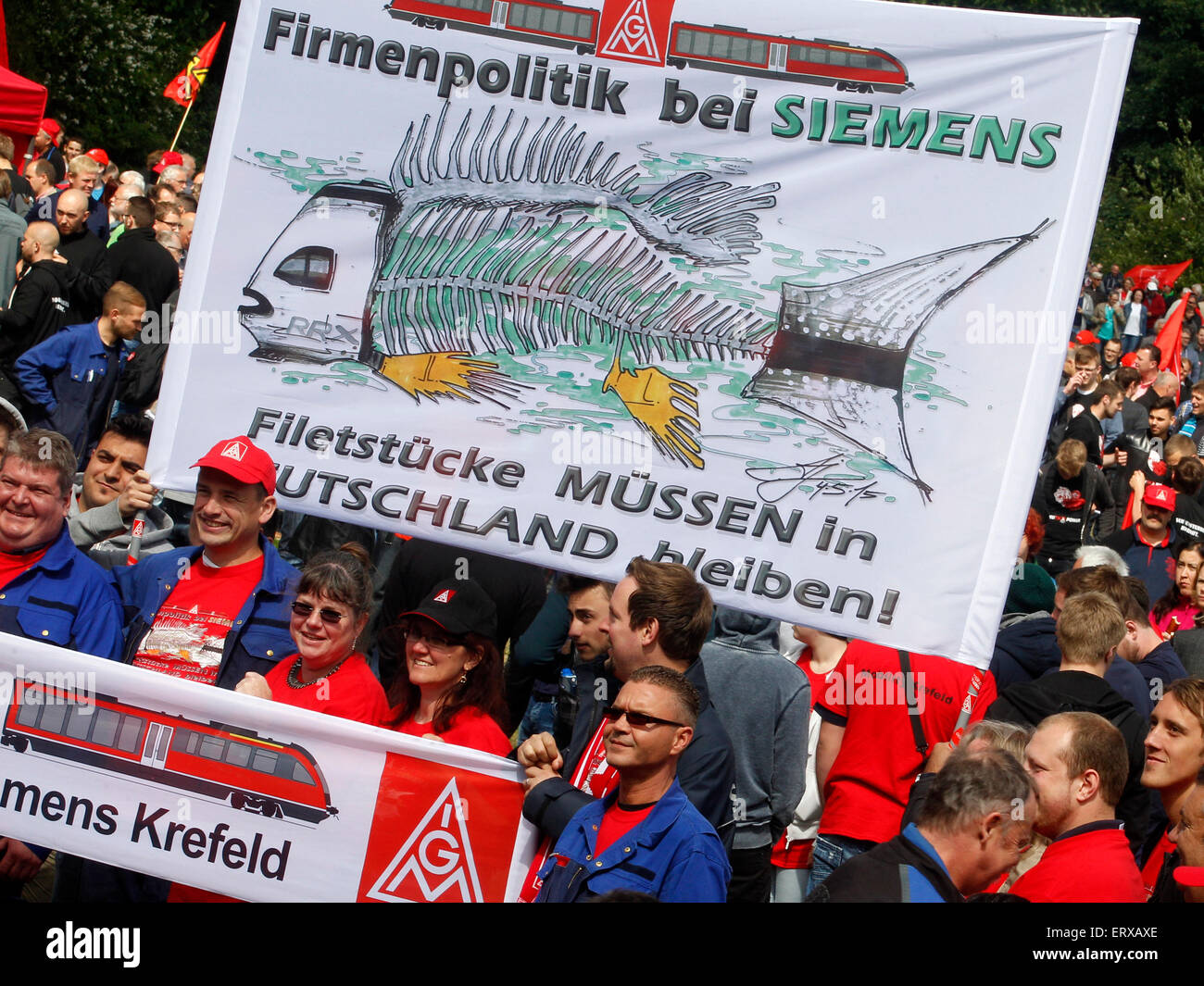 Duisburg, Germania. 09 Giugno, 2015. I dipendenti Siemens protestare presso l'IG Metall rally con lo slogan "lotteremo come leoni' a Duisburg in Germania, 09 giugno 2015. I partecipanti portano un banner che legge 'Siemens politica aziendale - i migliori pezzi devono rimanere in Germania. " La protesta è diretta contro il progetto di tagli di posti di lavoro presso la Siemens. Foto: ROLAND WEIHRAUCH/dpa/Alamy Live News Foto Stock