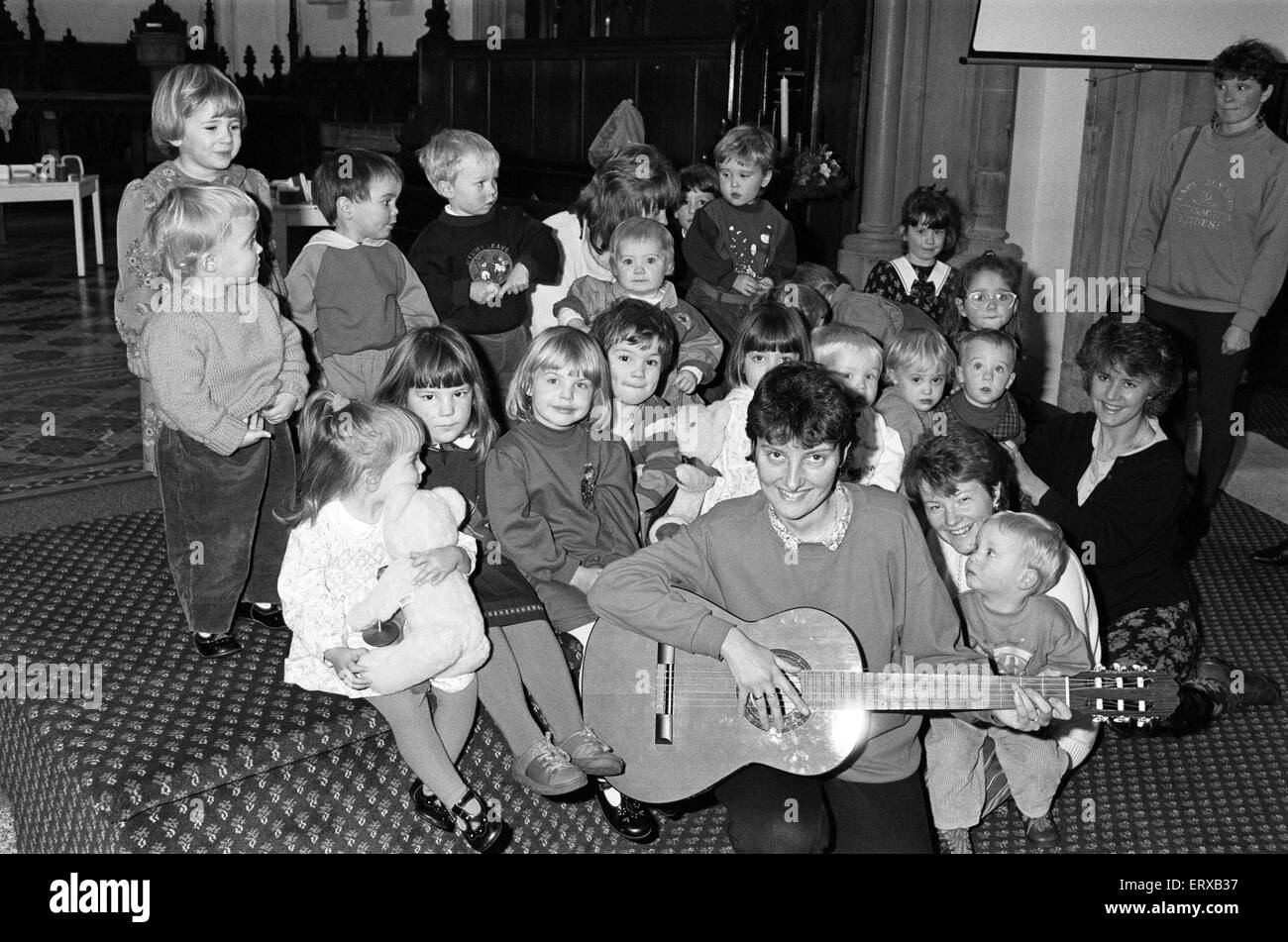 St James' Chiesa Parrocchiale Meltham Mills per bambini - servizio mandate grida di gioia. Il 4 dicembre 1991. Foto Stock