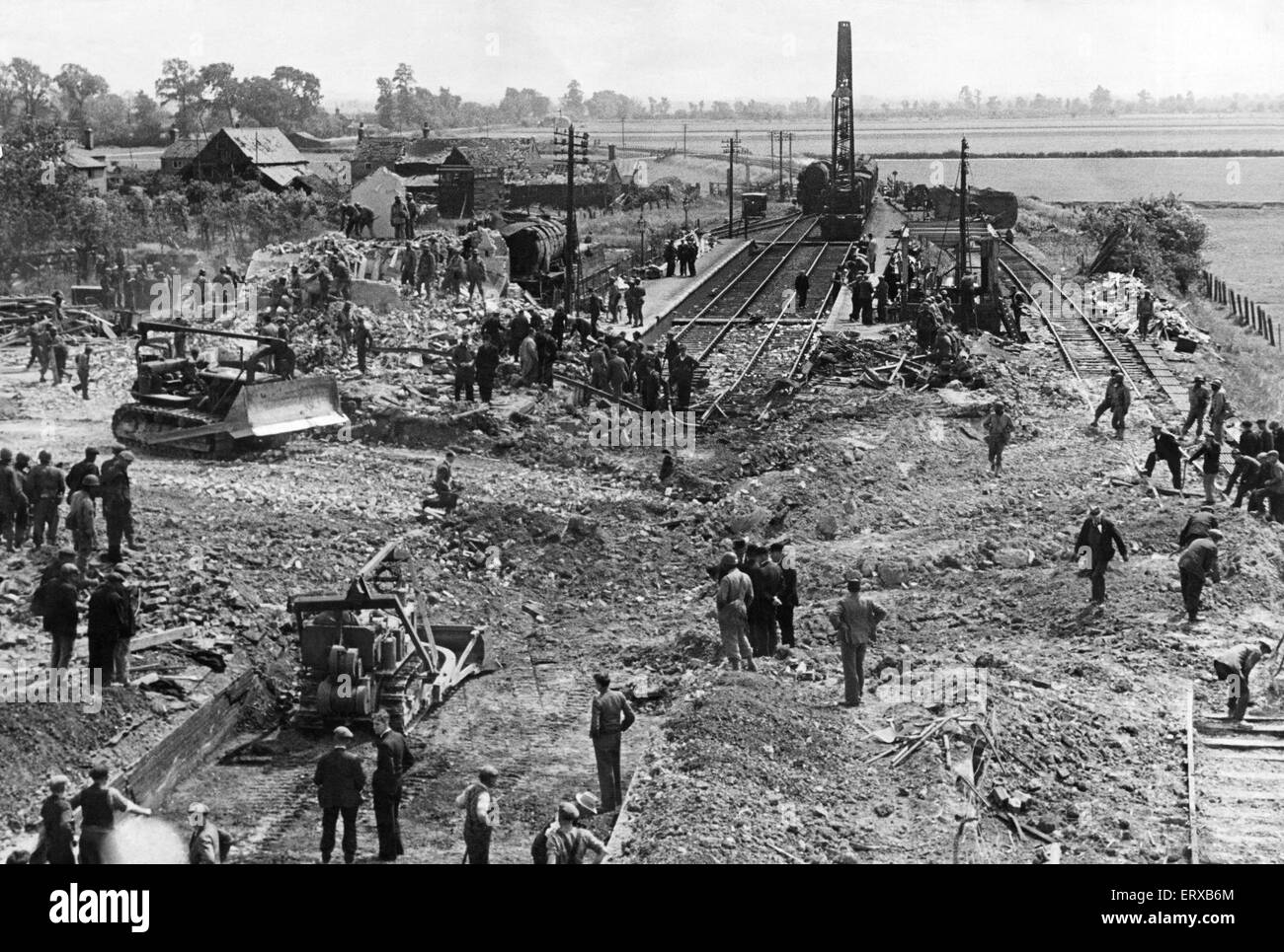 La scena a Soham il 3° giugno 1944 la mattina dopo un incendio che si è sviluppato sul carro leader di un pesante treno di munizioni fatte detonare le alte bombe esplosive che portava come passò attraverso Soham stazione. Il disastro e la conseguente esplosione sarebbe h Foto Stock