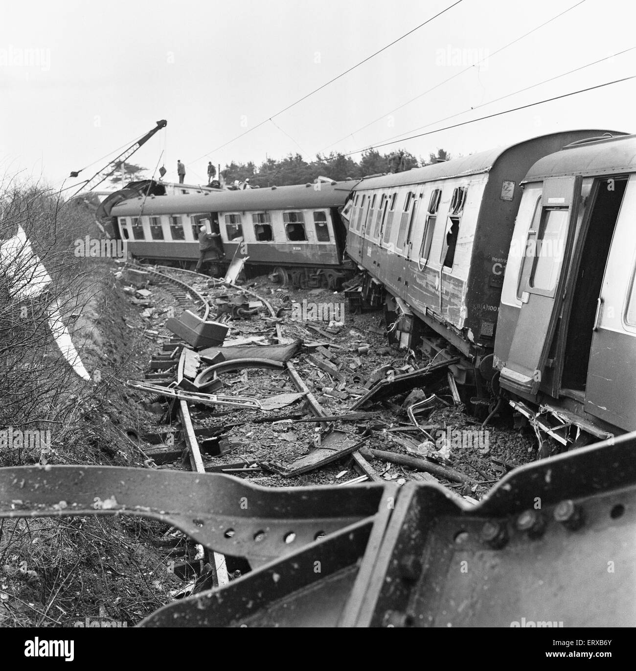 Il Hixon incidente ferroviario avvenuto il 6 gennaio 1968 quando un basso-loader transporter portante un 150 ton trasformatore elettrico è stato colpito dal 11.30 Manchester Intercity fino alla stazione di Euston treno express su un recentemente installato automatic level crossing presso Hixon, Staffordshire, Inghilterra. Undici persone sono state uccise, con 45 essendo ferito; sei di essi sul serio. La notevole a basso numero di morti in questa alta velocità collisione fosse dovuta alla struttura in acciaio resistente del pullman e la prima classe carrelli nella parte anteriore essendo soltanto leggermente occupato. La nostra immagine mostra: Carrelli deragliato dopo la Manchester di Eus Foto Stock