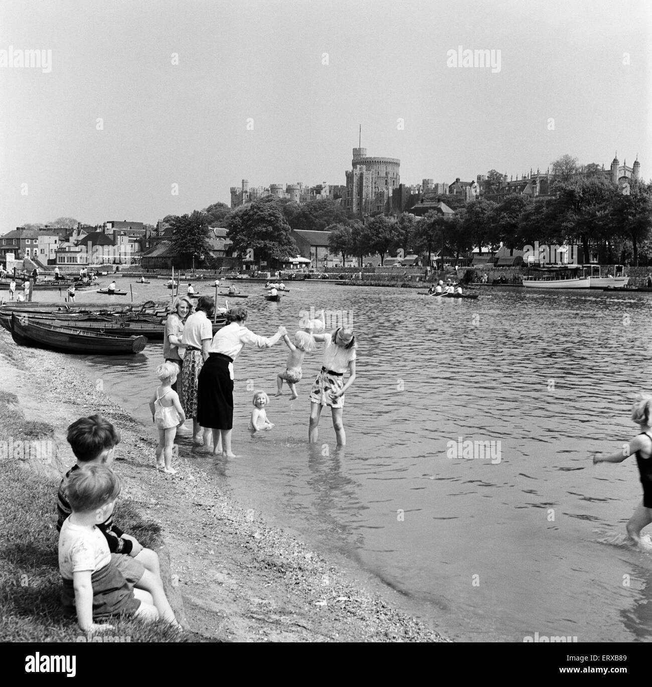 Una vista di Windsor, da Eton, guardando attraverso il fiume Tamigi, con il Castello di Windsor in background, Berkshire. Il 20 maggio 1954. Foto Stock