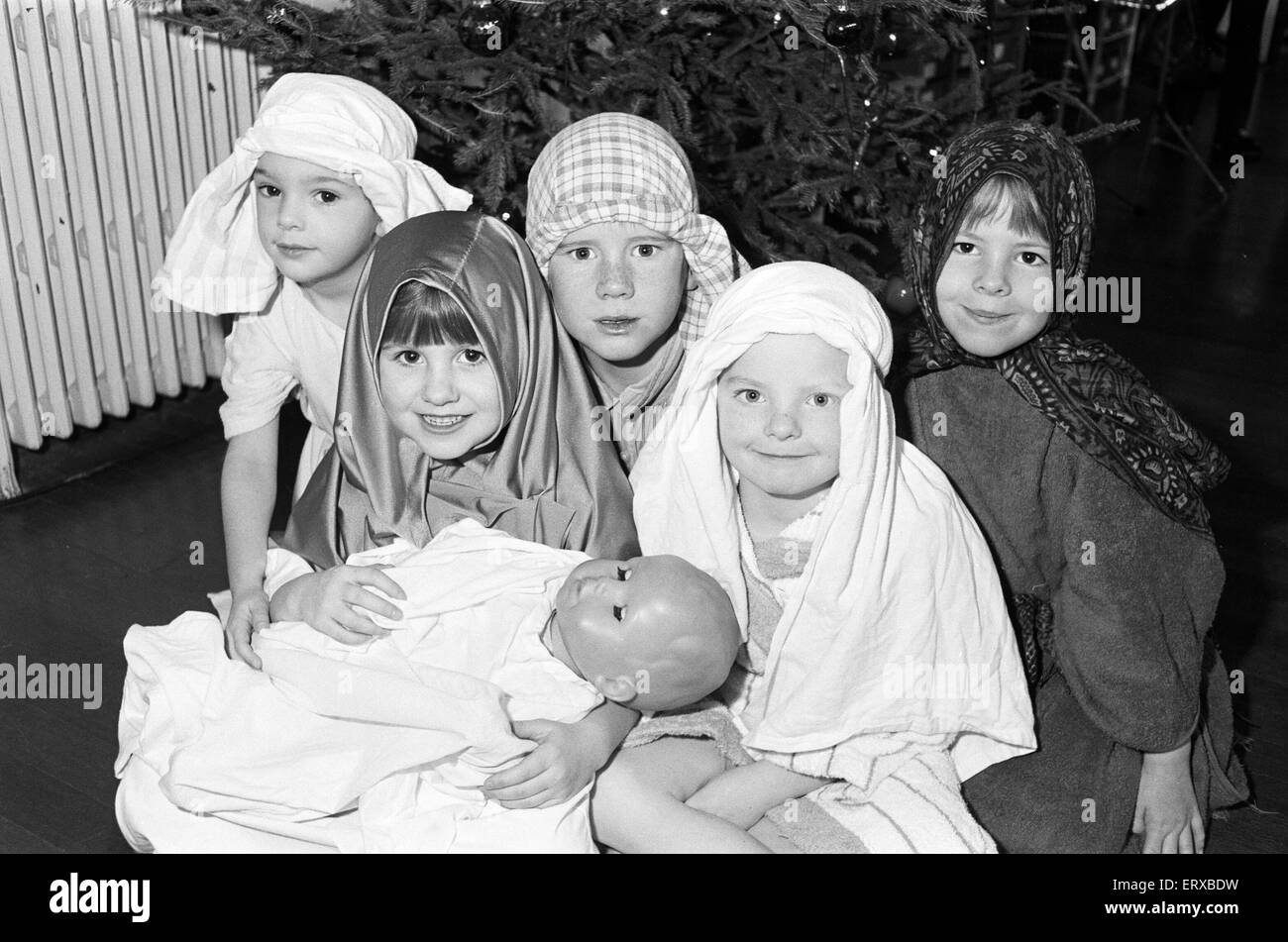Shepley prima scuola a prepararsi per la loro riproduzione della Natività. Il 9 dicembre 1991. Foto Stock