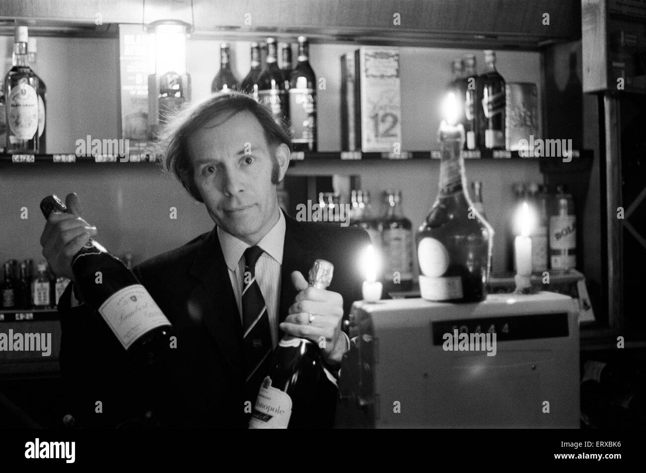 Negozio di vino, ancora aperta durante un blackout, la vendita di vino a lume di candela, Priory Ringway, Birmingham. Lunedì 17 Dicembre 1973. Pietro Domenico Foto Stock