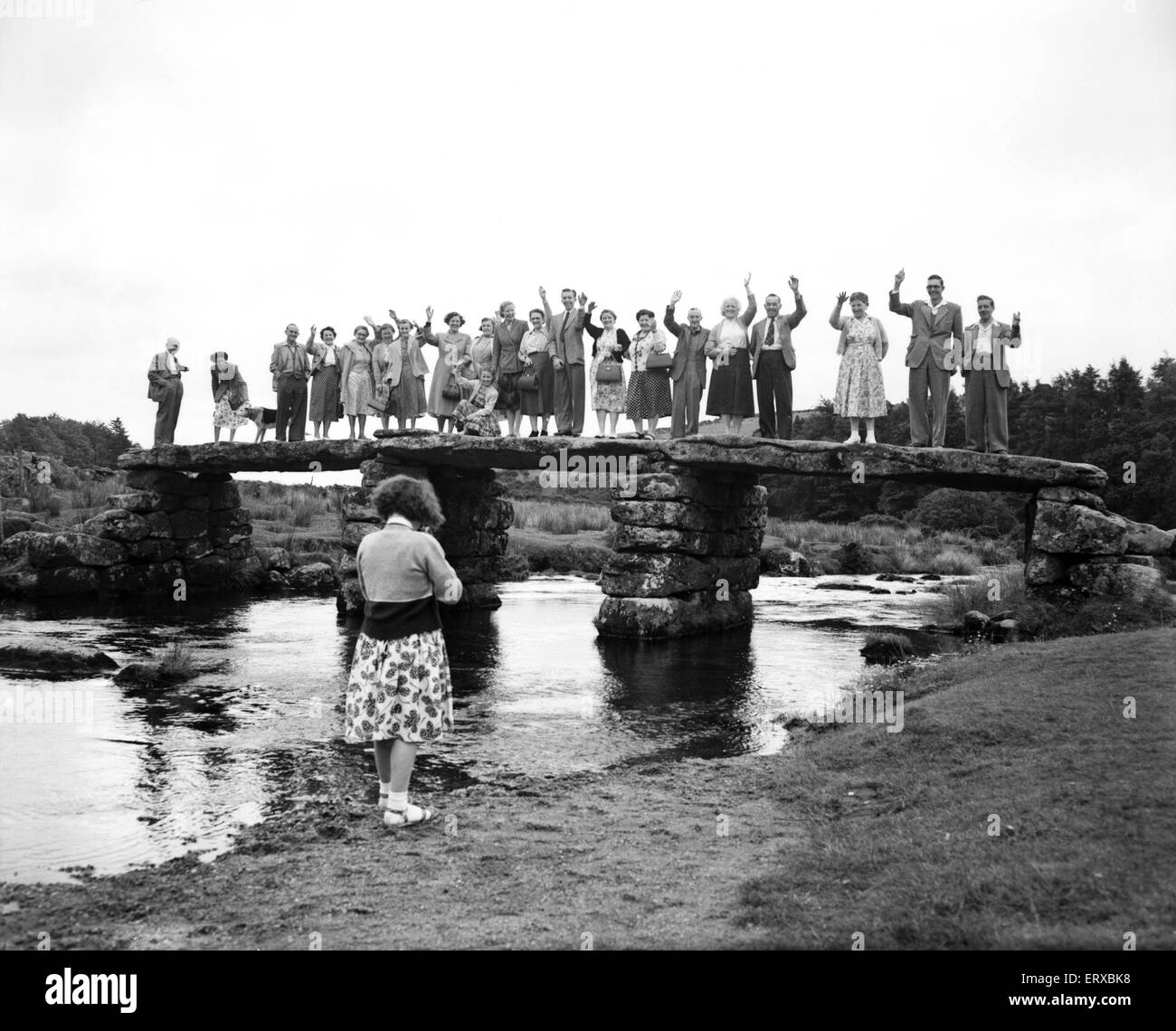 I turisti su un battaglio ponte (un ponte costruito di solido granito da antichi britannici) in Postbridge in Dartmoor Devon. Il 2 luglio 1954. Foto Stock