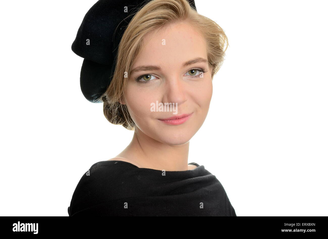 Elegante modello femminile con tipo faccia espressione. Ragazza giovane con capelli biondi, indossare top nero e berretto nero. Foto Stock