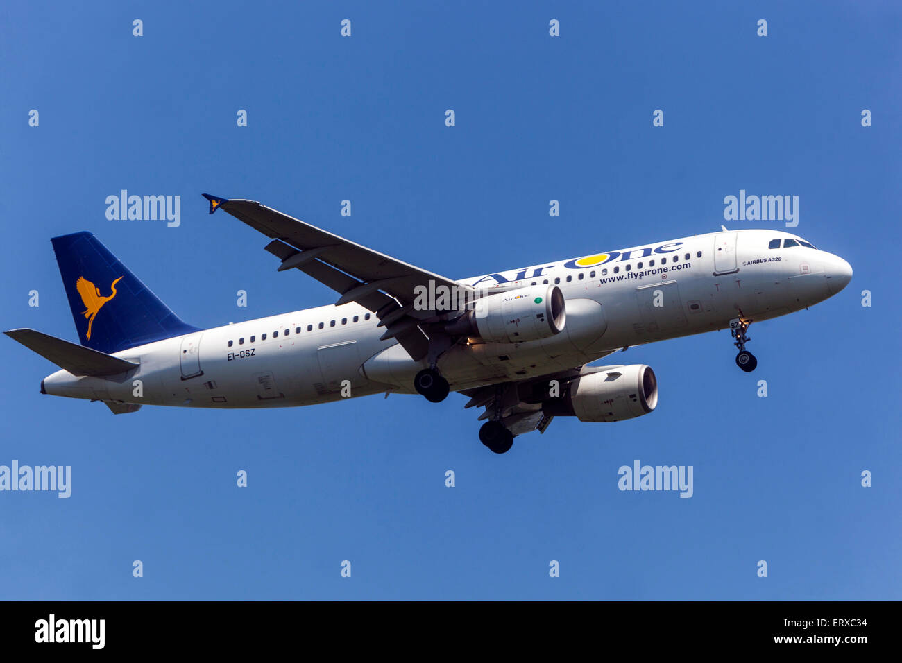 Airbus A320 operati da Air One sulla rotta di avvicinamento per l'atterraggio Praga, Repubblica Ceca Foto Stock