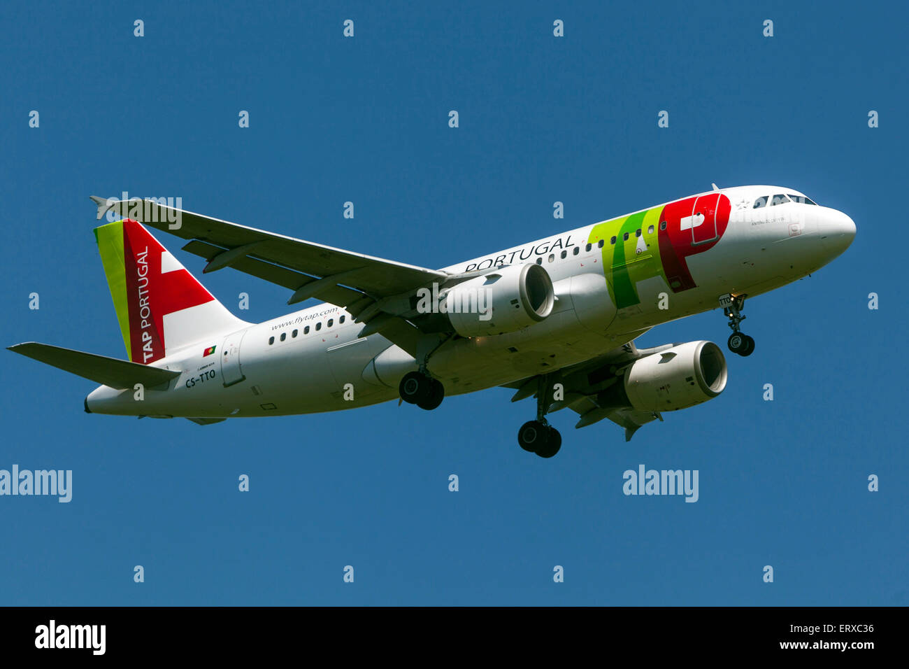 Airbus A319 azionato da TAP Air Portugal sull approccio per lo sbarco di Praga, Repubblica Ceca Foto Stock