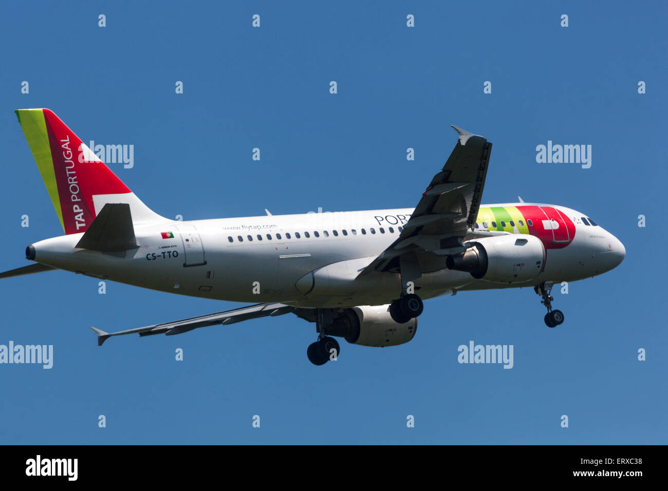 Airbus A319 azionato da TAP Air Portugal sull approccio per lo sbarco di Praga, Repubblica Ceca Foto Stock