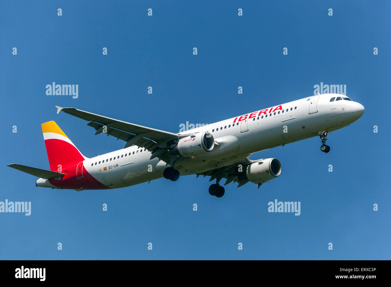 Airbus A321 azionato da Iberia sulla rotta di avvicinamento per l'atterraggio Praga, Repubblica Ceca Foto Stock