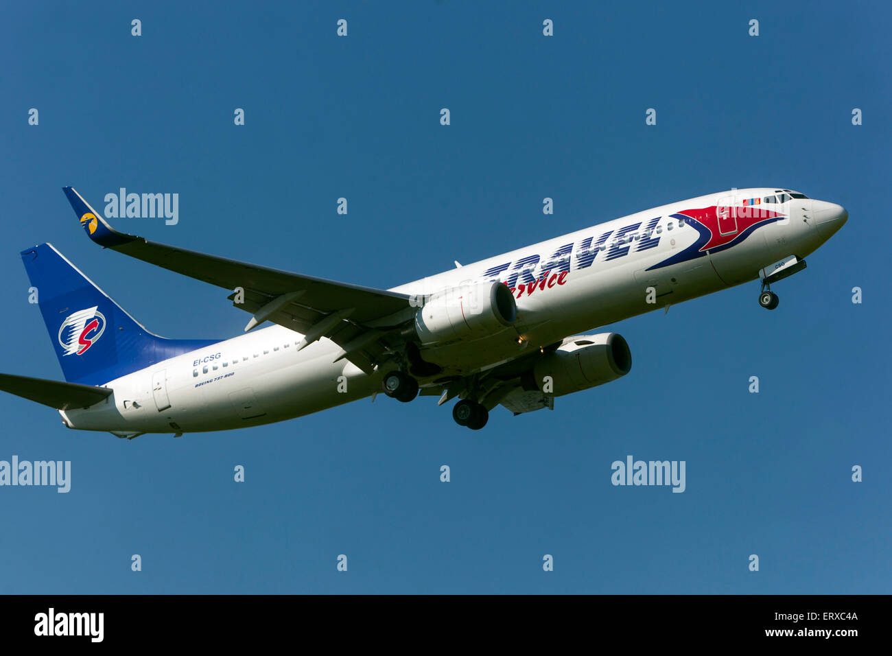 Boeing 737 azionato da Travel Service sulla rotta di avvicinamento per l'atterraggio Praga, Repubblica Ceca Foto Stock