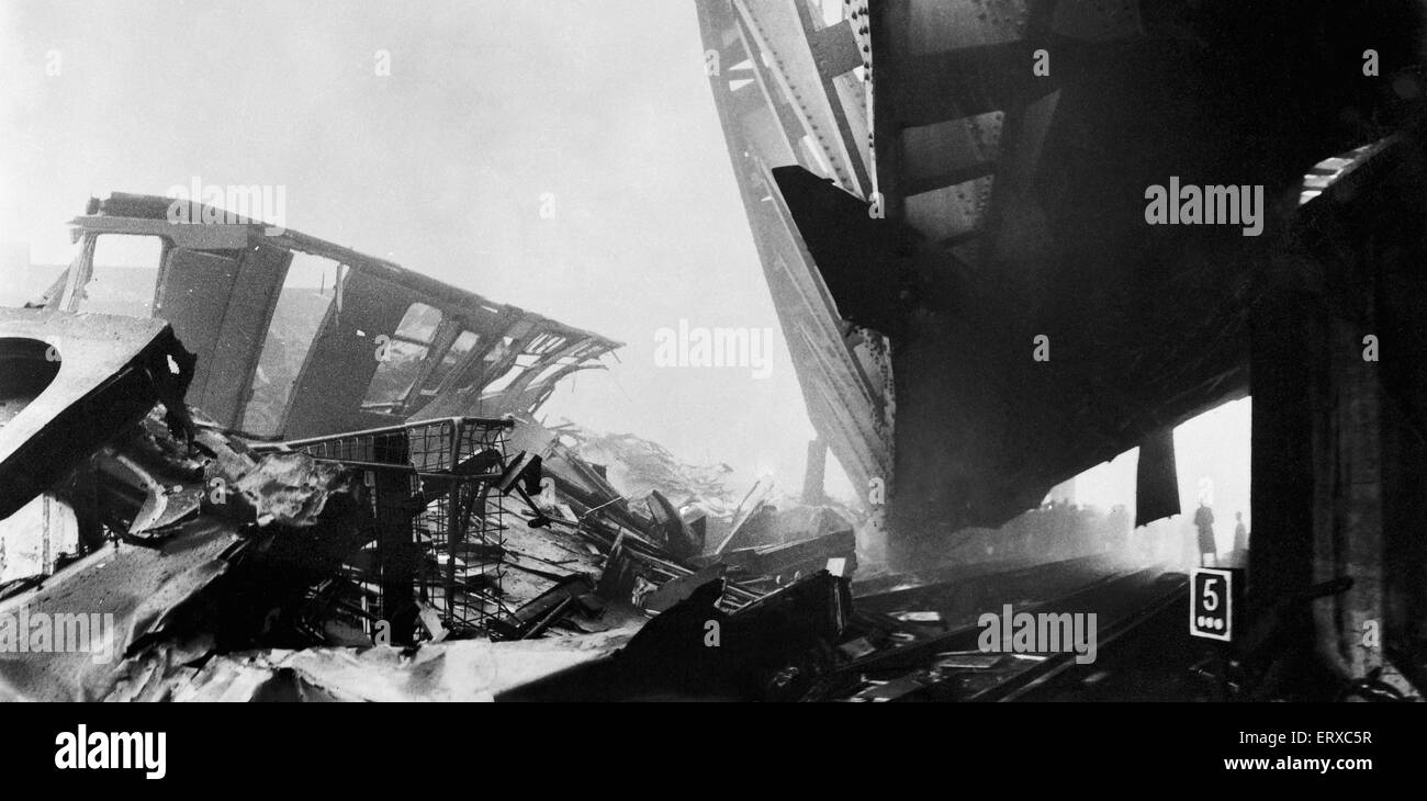 Lewisham treno Crash. La sera del 4 dicembre 1957 una fitta coltre di nebbia coperto di Londra e i treni erano in ritardo. Il 5:18 pm Charing Cross per Hayes consistente 10-car elettrica unità multiple trasportando quasi 1.500 passeggeri arrestata in corrispondenza di un segnale di pericolo a Ponte di parchi di svincolo a Lewisham linea di by-pass sotto un ponte ferroviario trasporto le vie al di sopra della linea. I treni erano in esecuzione fuori ordine a causa della nebbia e dei Parchi ponte segnalatore di giunzione ha voluto parlare al conducente tramite il telefono al segnale per confermare il treno dell'identità e della destinazione. Foto Stock