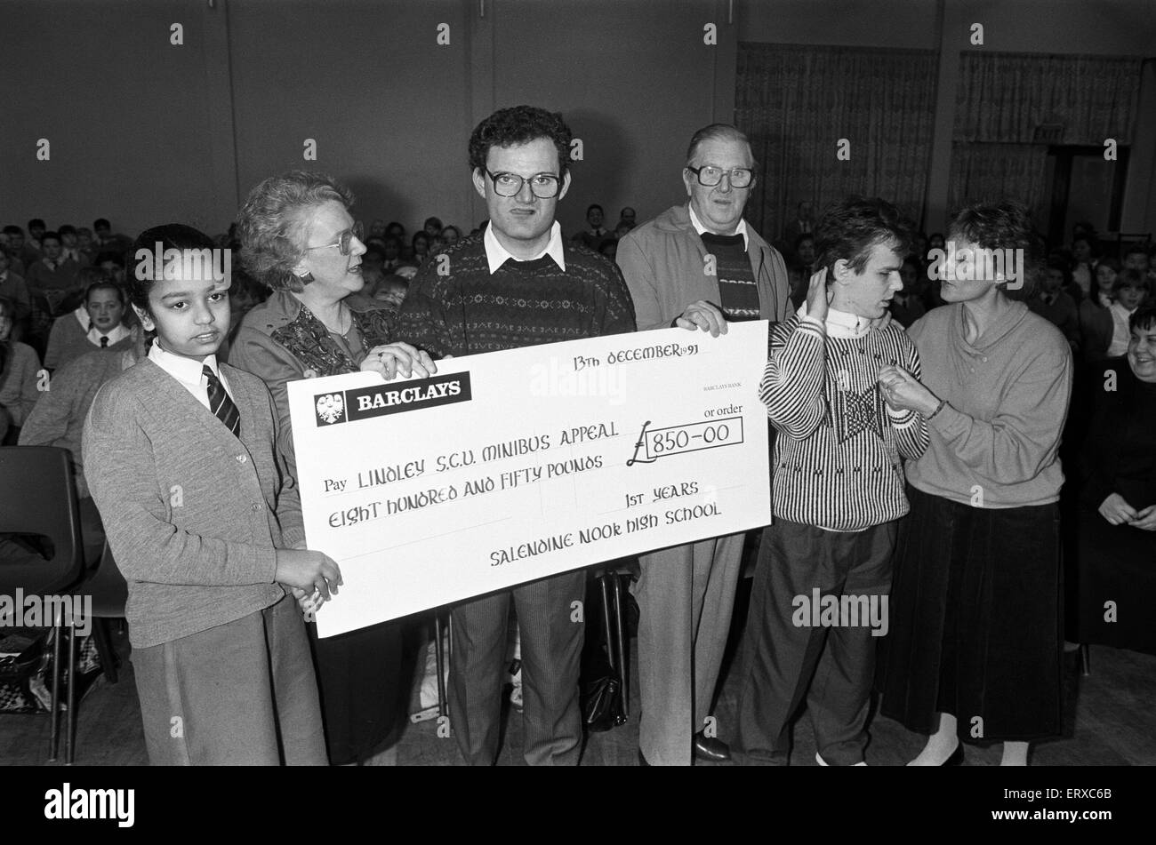 Salendine Nook di alta scuola sollevato £850 in una nuotata sponsorizzato per un minibus appello da Lindley speciale unità di cura. Il 13 dicembre 1991. Foto Stock
