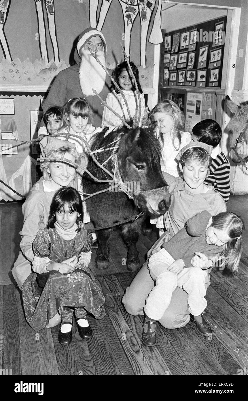 Birkby neonati e la scuola materna di Babbo Natale visita, completare con pony vestito come una renna con rami sulla sua testa. Xviii Dicembre 1985. Foto Stock