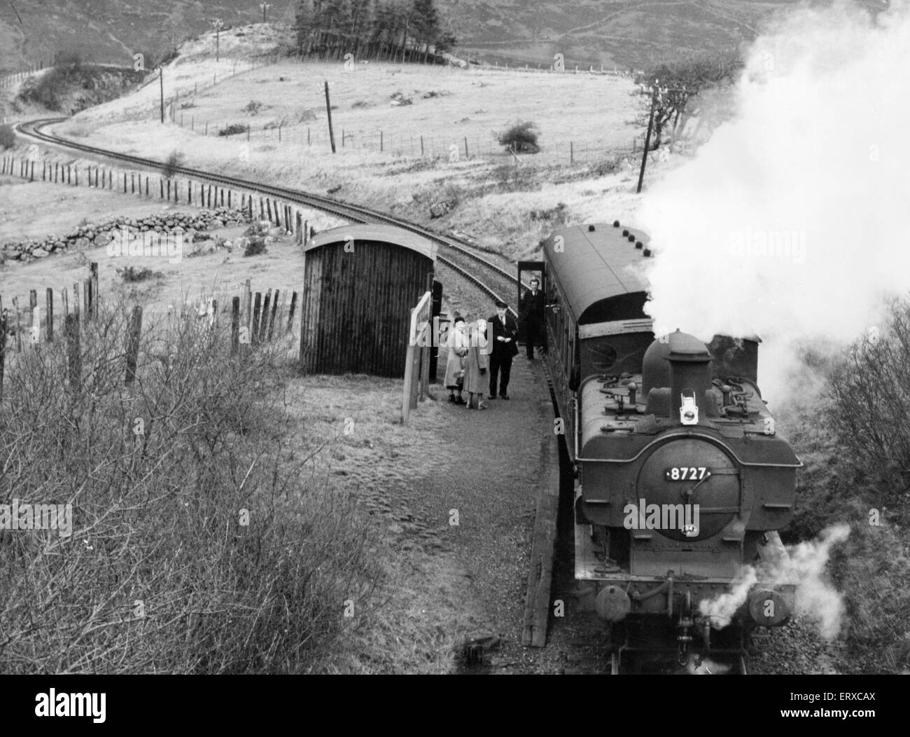 Capel Celyn Halt, l'ultimo treno sul Bala-Blaenau Ffestiniog linea ferroviaria prima della valle era allagata. Gennaio 1960. British Railway locomotiva a vapore 8727 Collett Foto Stock