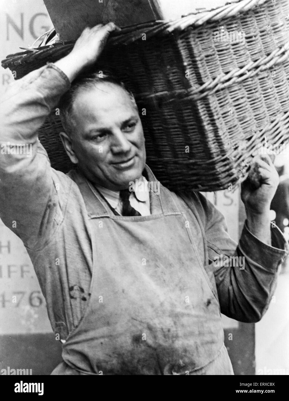 Il sergente H Jay, di anni 62, 3 ° Battaglione Home Guard Bridgend, il membro più anziano del contingente gallese a camminare nella vittoria sfilata a Londra il 8 giugno 1946. Nella foto al lavoro, luglio 1946. Foto Stock