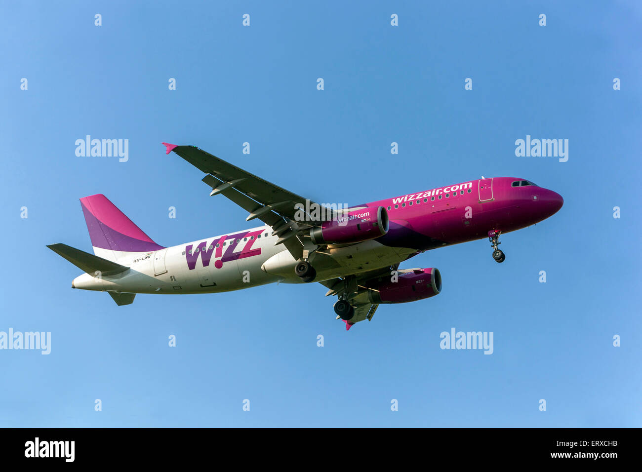 Airbus A320 gestito da Wizz Air Plane in avvicinamento per l'atterraggio a Praga, Repubblica Ceca Foto Stock