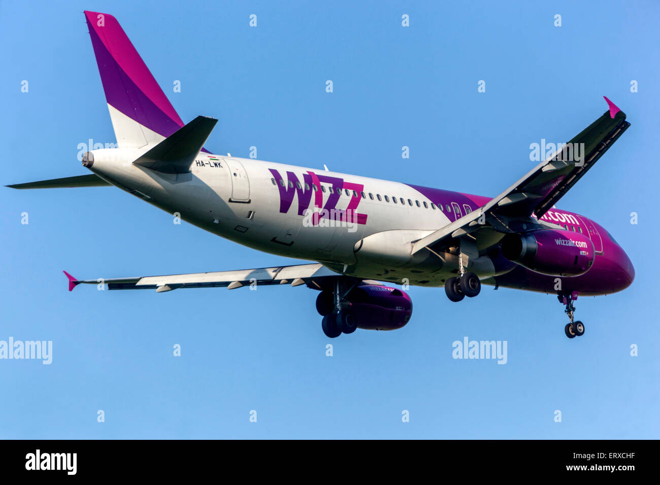 Airbus A320 azionato da Wizz Air sulla rotta di avvicinamento per l'atterraggio Praga, Repubblica Ceca Foto Stock