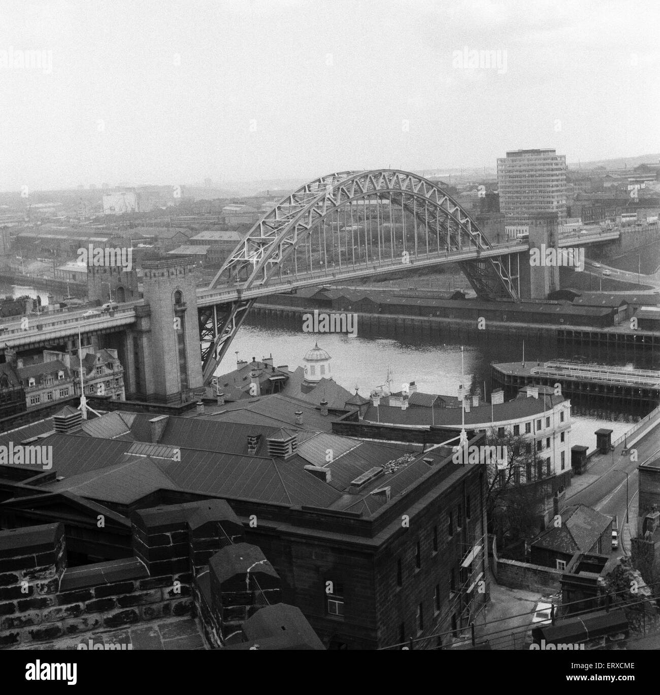Il Tyne ponte che attraversa il fiume Tyne, a nord-est dell' Inghilterra, collegando Newcastle upon Tyne con Gateshead. Esso è stato progettato dalla società di ingegneria Mott, fieno e Anderson e fu costruito da Dorman lungo e Co. di Middlesbrough. È stato ufficialmente inaugurato il 10 O Foto Stock