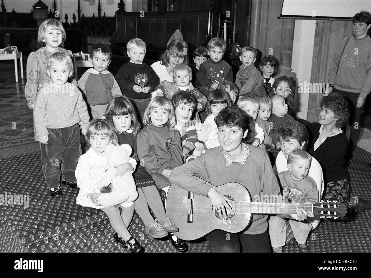 St James' Chiesa Parrocchiale Meltham Mills per bambini - servizio mandate grida di gioia. Il 4 dicembre 1991. Foto Stock