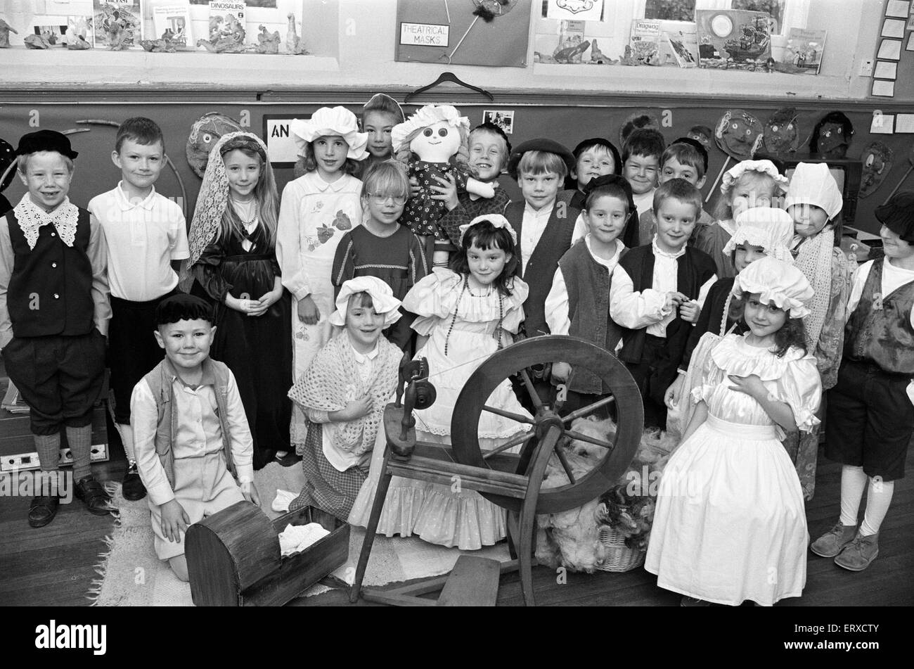 Helme Scuola CE passi indietro ai tempi di Tudor. Il 28 novembre 1991. Foto Stock