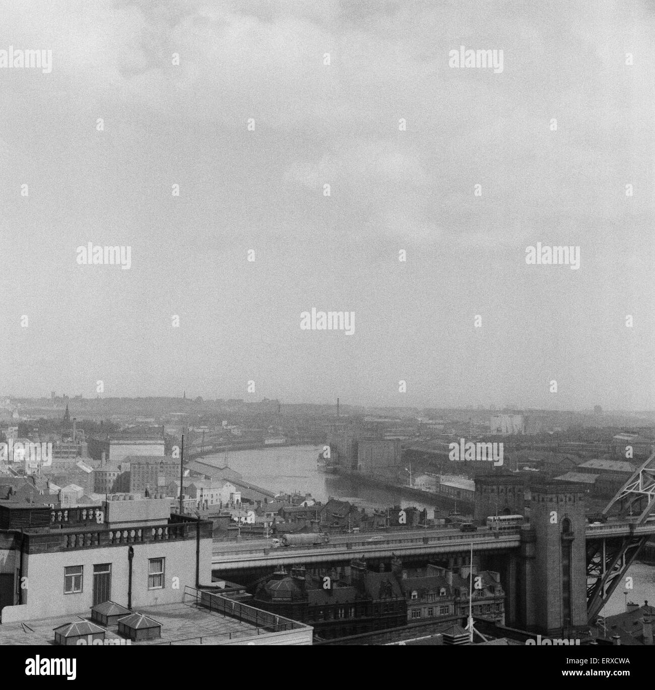 Il Tyne ponte che attraversa il fiume Tyne, a nord-est dell' Inghilterra, collegando Newcastle upon Tyne con Gateshead. Esso è stato progettato dalla società di ingegneria Mott, fieno e Anderson e fu costruito da Dorman lungo e Co. di Middlesbrough. È stato ufficialmente inaugurato il 10 O Foto Stock