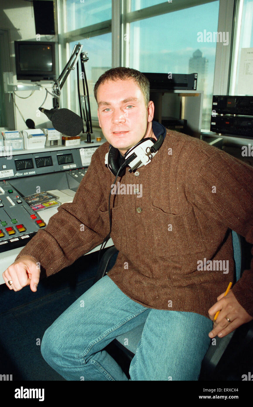 Kix 96 presenter Graham Torrington kick-off di Coventry della nuovissima stazione radio di oggi. 14 gennaio 1995. Foto Stock