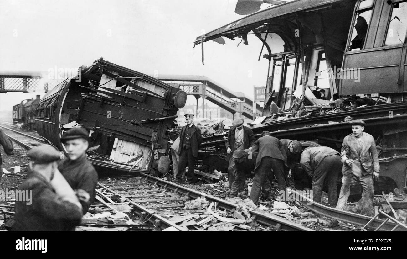 Welwyn Garden City train crash. Il crash si è verificato a 11.28pm il 15 giugno 1935. Quando il 10.58 treno da Londra Kings Cross a Leeds si sono scontrate con il 10.53 treno da Kings Cross a Newcastle risultante in 14 morti e 81 feriti. La nostra immagine mostra: LNER via ingegneri e lavoratori la cancellazione della linea e la piattaforma a Welwyn Garden City la mattina dopo il crash. Foto Stock