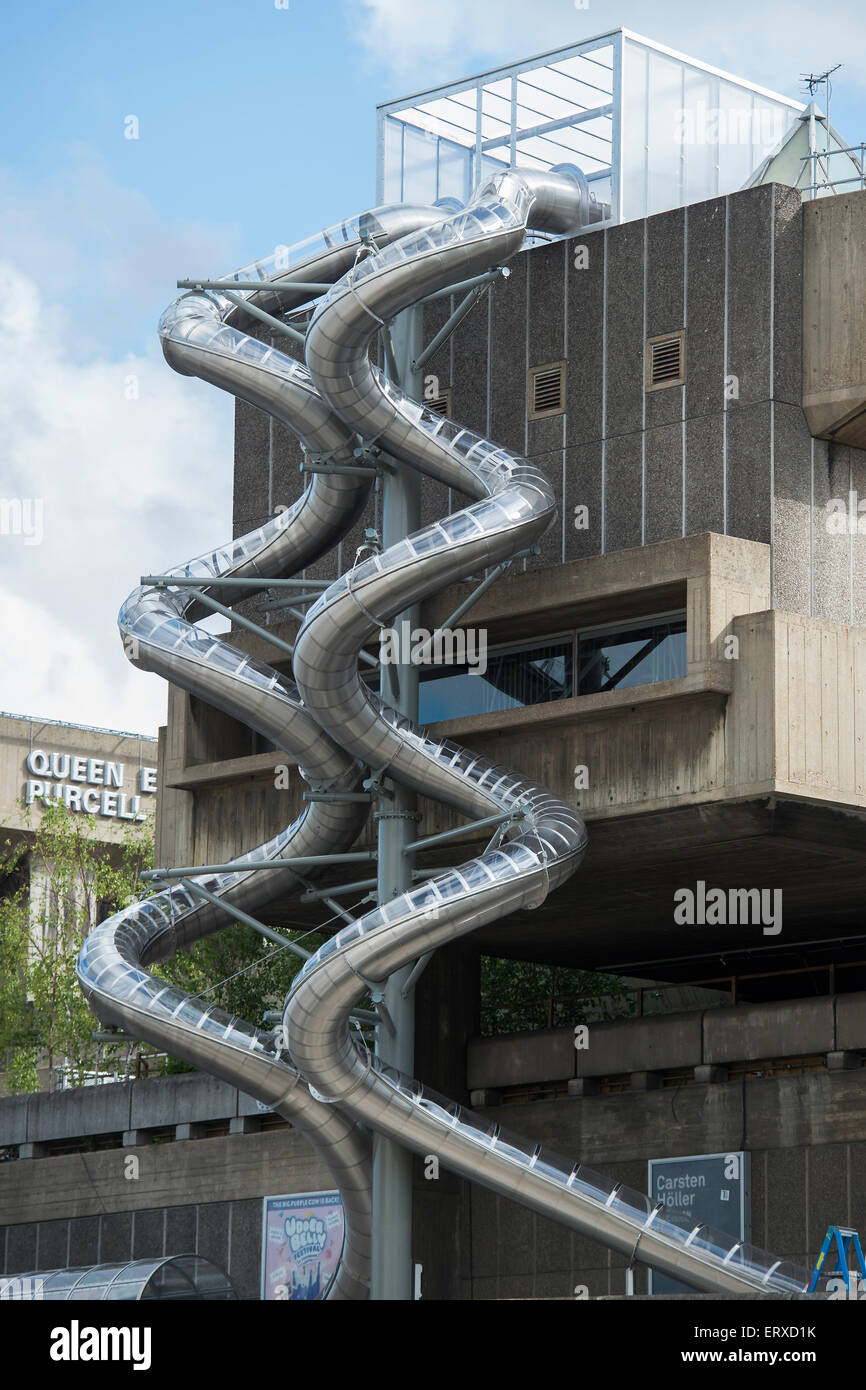 Londra, Regno Unito. Il 9 giugno, 2015. Carsten Höller: decisione è l'artista della più grande sondaggio dimostrano nel Regno Unito alla data. Si immerge i visitatori in una serie di ambienti sperimentali, esplorare la percezione e il processo decisionale. Negli ultimi venti anni Holler ha creato i dispositivi, i veicoli e le situazioni che alterano i visitatori' fisiche e psicologiche e membri. Carsten Höller: decisione offre ai visitatori la possibilità di vedere il mondo capovolto, esperienza strana sensazioni corporee e di elevarsi al di sopra della Londra il traffico in una macchina volante. Credito: Guy Bell/Alamy Live News Foto Stock