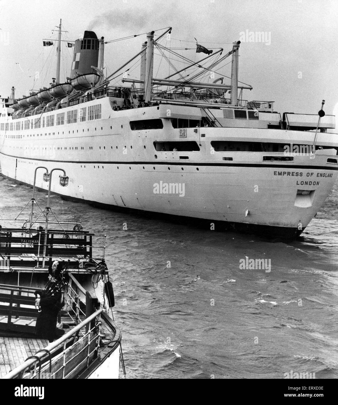 Un suonatore di cornamusa scozzese tubi una send-off per il Canadese Pacific liner Imperatrice d'Inghilterra, sul suo modo di Canada a Greenock dopo arrivano da Liverpool. Il 9 aprile 1966. Foto Stock