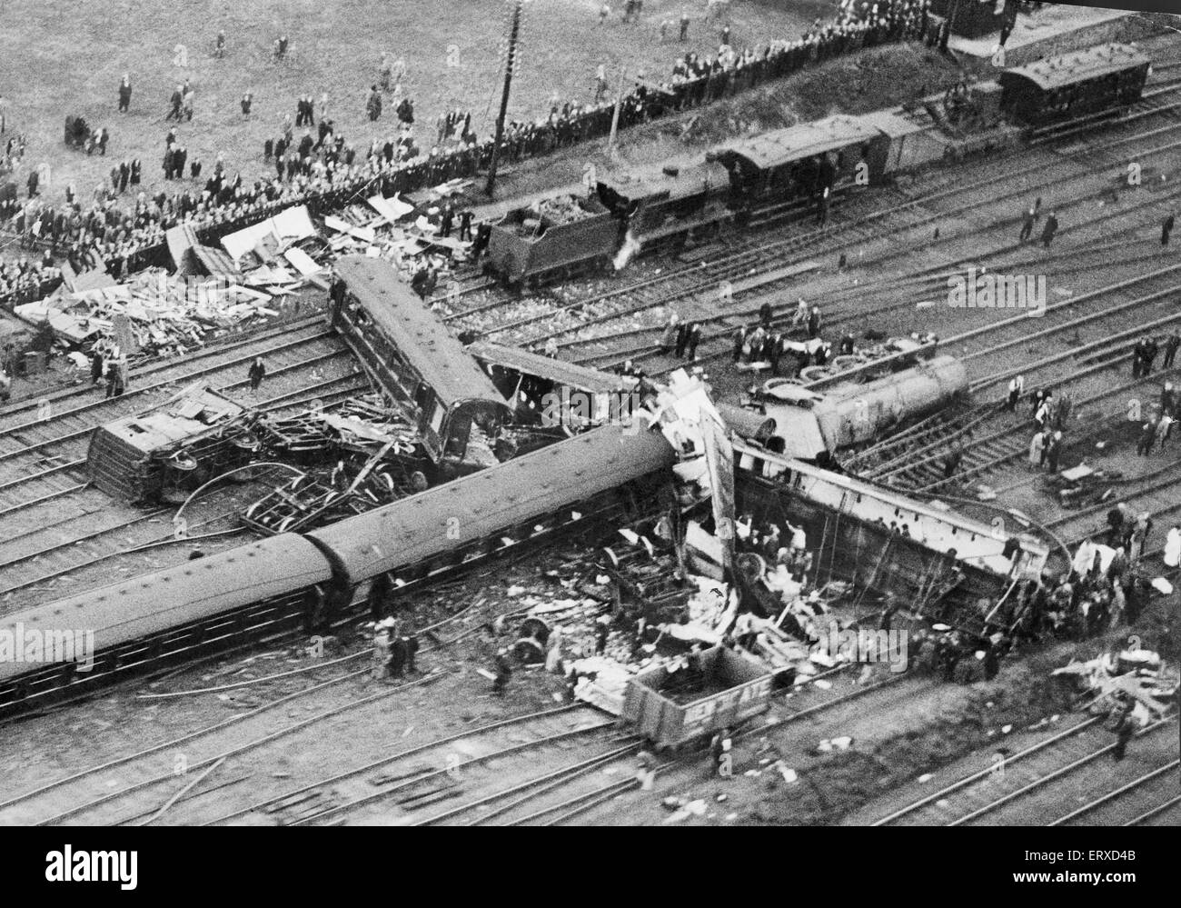 Leighton Buzzard treno crash: vista aerea del relitto dopo il deragliamento del Royal Scot n. 6114 "Guardsman Coldstream' a Leighton Buzzard il 22 marzo 1931 quando il conducente ha preso i punti di incrocio a 50-60 mph anziché il regolamento 15 km/h. Vi era stata una diversione al posto sul linee veloci a causa di opere di ingegneria e il conducente aveva perso i segnali di avviso. Il motore in posizione ribaltata e sei persone sono state uccise, compreso il conducente e vigile del fuoco. Xxii Marzo 1931 Foto Stock