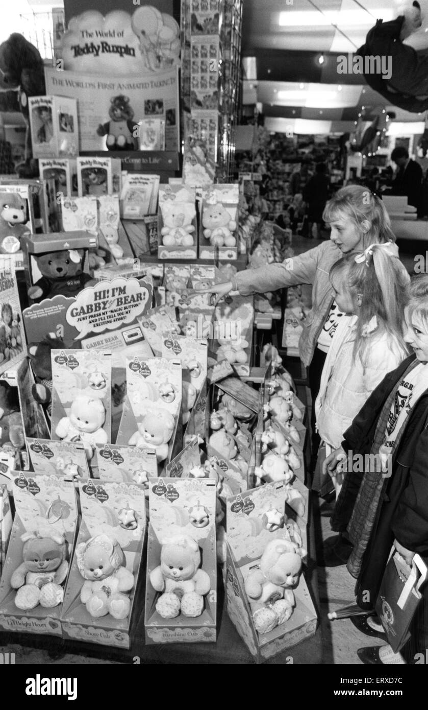 Shopping di Natale Viaggio, 25 novembre 1986. Le giovani ragazze esaminare Gabby Bear bambole, Foto Stock
