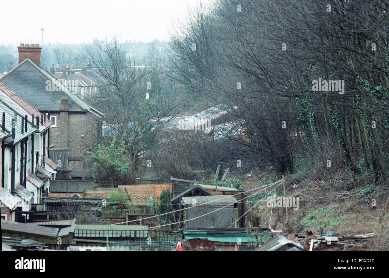 Purley treno crash il 4 marzo 1989 il 12:50 da Horsham fermato a Purley stazione ferroviaria. Come ha lasciato la stazione è attraversata dalla linea lenta per la linea veloce come programmato e a 13:39 è stato colpito da dietro da i seguenti 12:17 da Littlehampton, le prime sei carrozze del treno di Littlehampton uscito di pista e rotolato giù il terrapieno, uccidendo 5 persone e il ferimento di altre 88. La nostra immagine mostra: Carrelli posa sul loro lato lungo il terrapieno Foto Stock