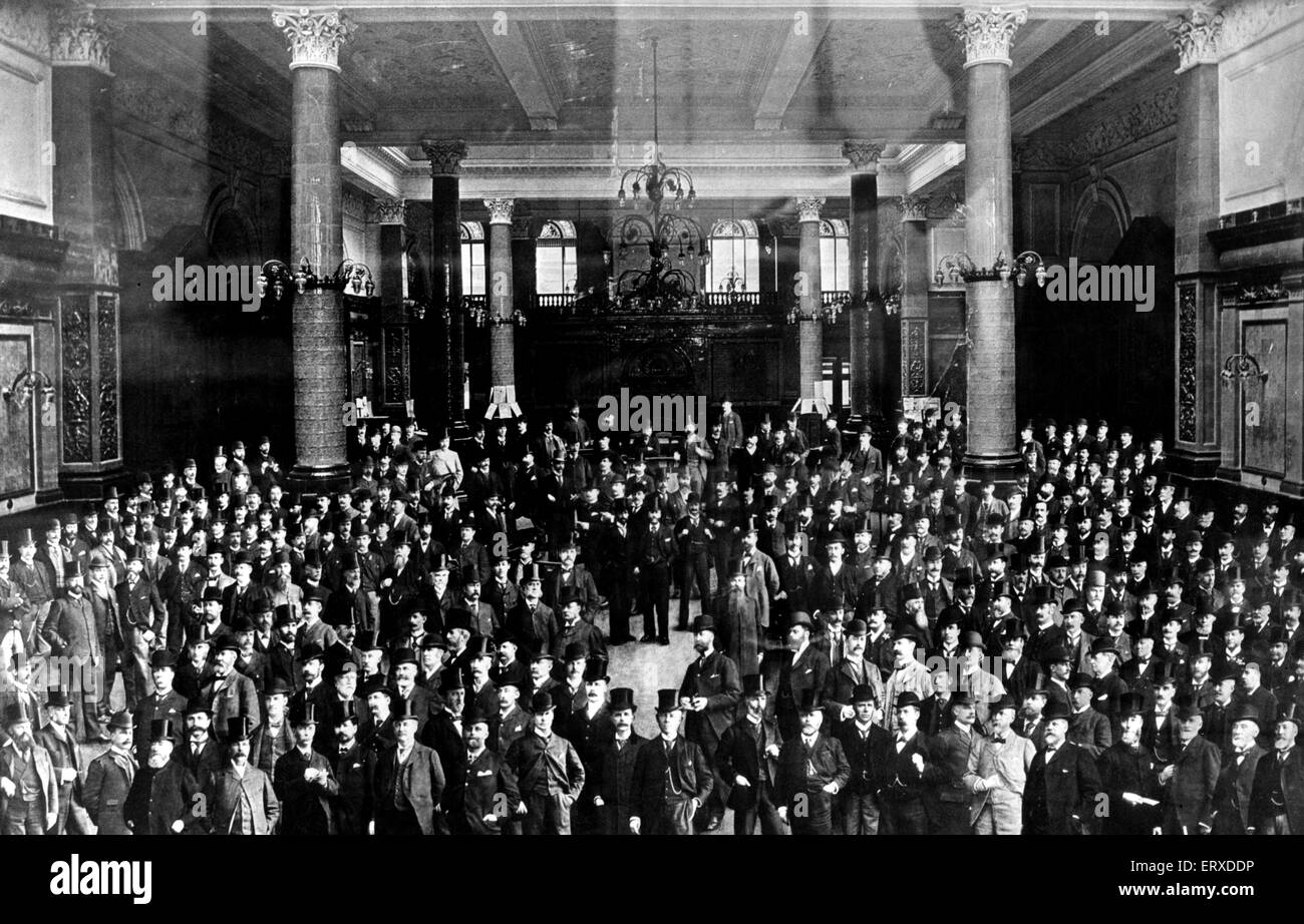 Il Liverpool Cotton Exchange nel 1896 - quando la maggioranza dei membri indossavano cappelli superiore. Circa 1896. Foto Stock