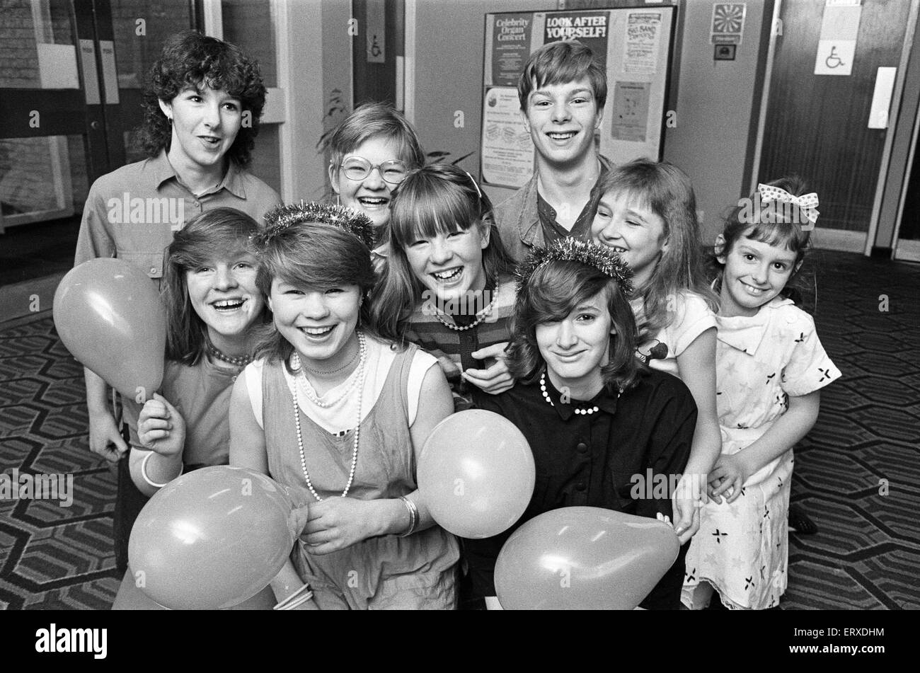 Giovani silvicoltori, indipendente Ordine dei Guardaboschi festa di Natale alla Colne Valley Leisure Centre. Il 9 dicembre 1985. Foto Stock