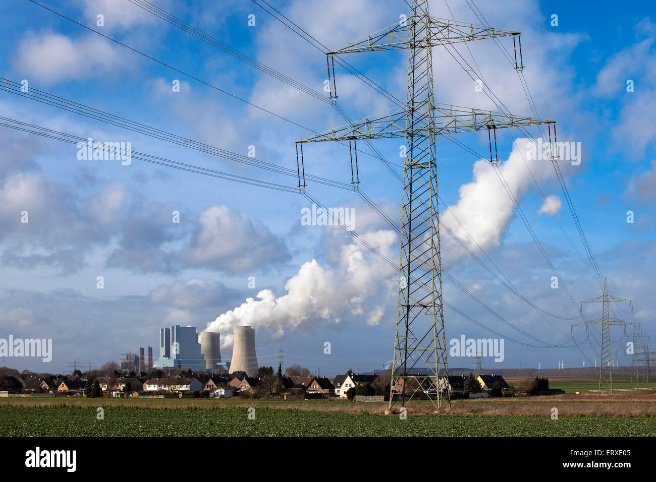 Alimentato a lignite power plant Neurath in Grevenbroich, Germania, in primo piano le case di Rommerskirchen-Vanikum. Foto Stock
