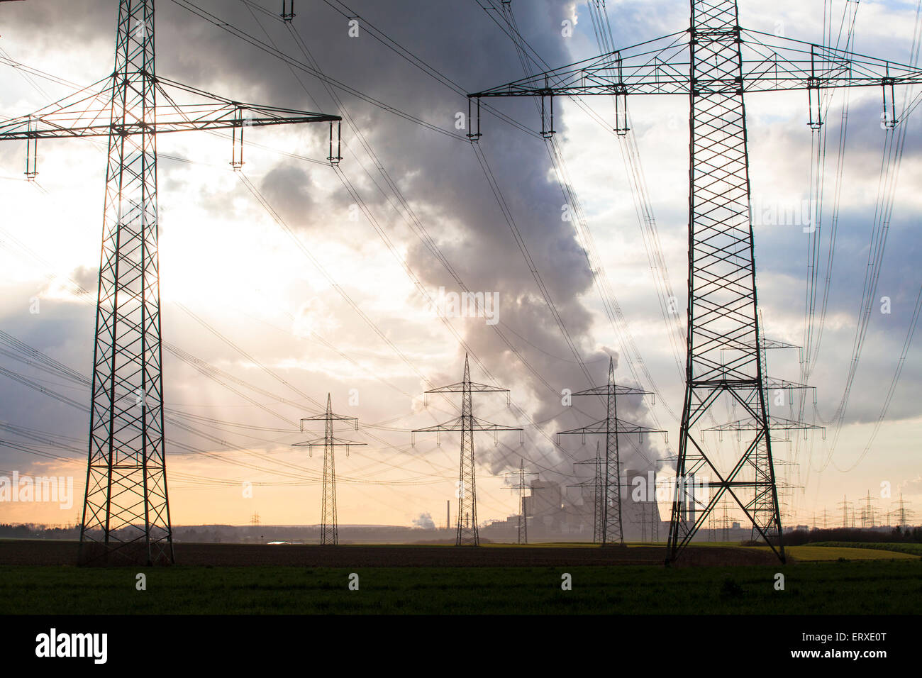 Europa, Deutschland, Renania settentrionale-Vestfalia, Hochspannungsleitungen bei Bergheim, im Hintergrund das Niederauss Braunkohlekraftwerk Foto Stock