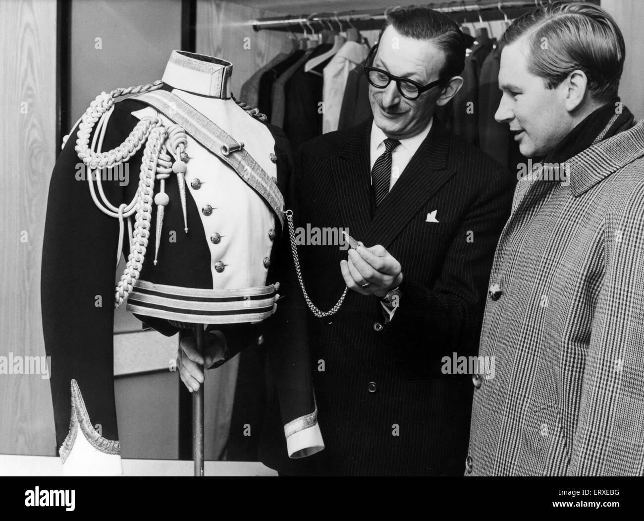 Ufficiali uniforme, il Glamorgan Yeomanry (1908) in MOSS Fratelli Hayes, Cardiff, Galles, 10 gennaio 1966. Signor M C Nottingham (sinistra) shop manager e capitano A R Hazlerigg (destra) Foto Stock