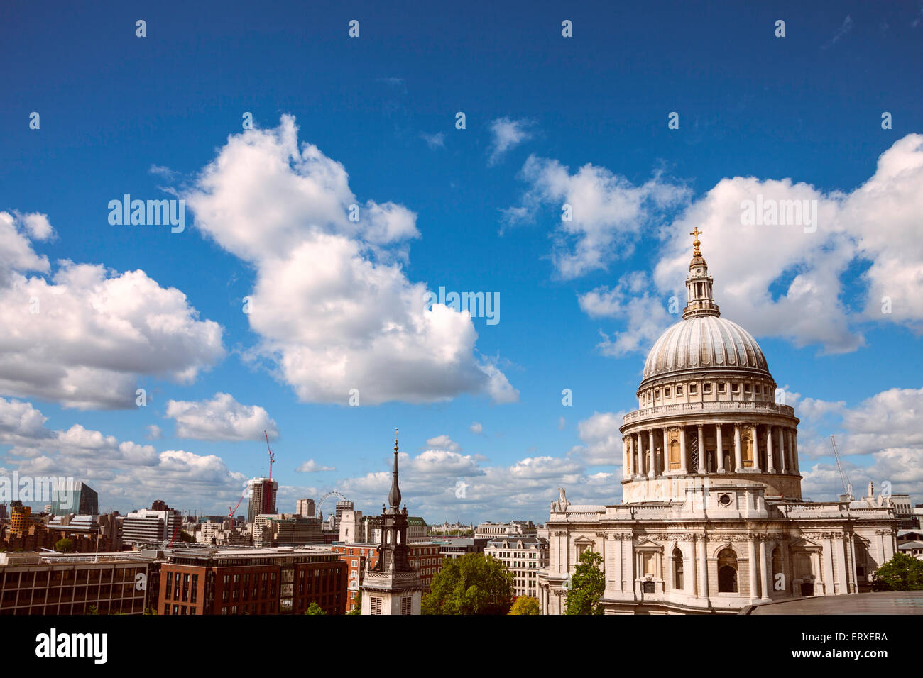 Angolo alto vedute della cattedrale di San Paolo e la città di Londra, Regno Unito. Foto Stock