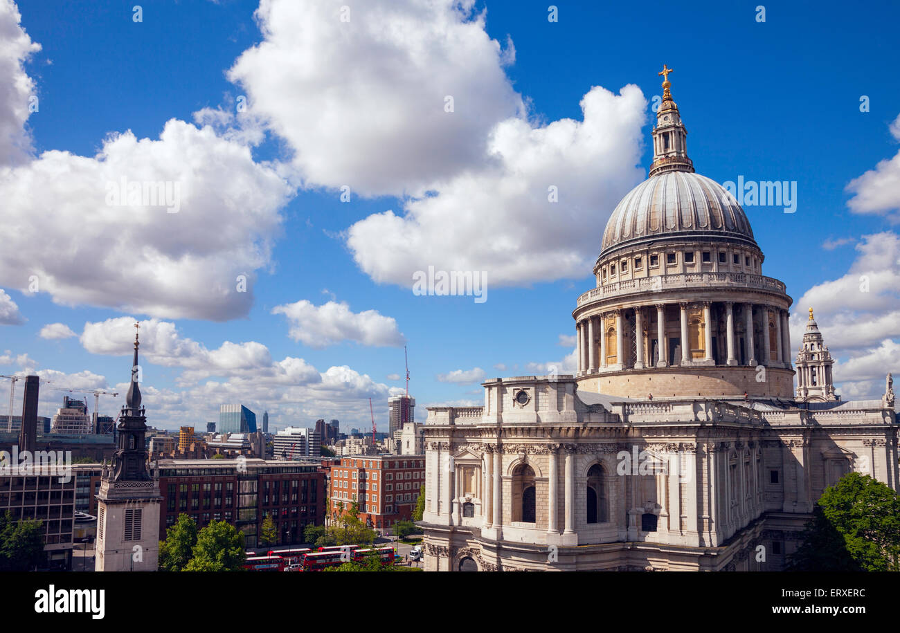Angolo alto vedute della cattedrale di San Paolo e la città di Londra, Regno Unito. Foto Stock