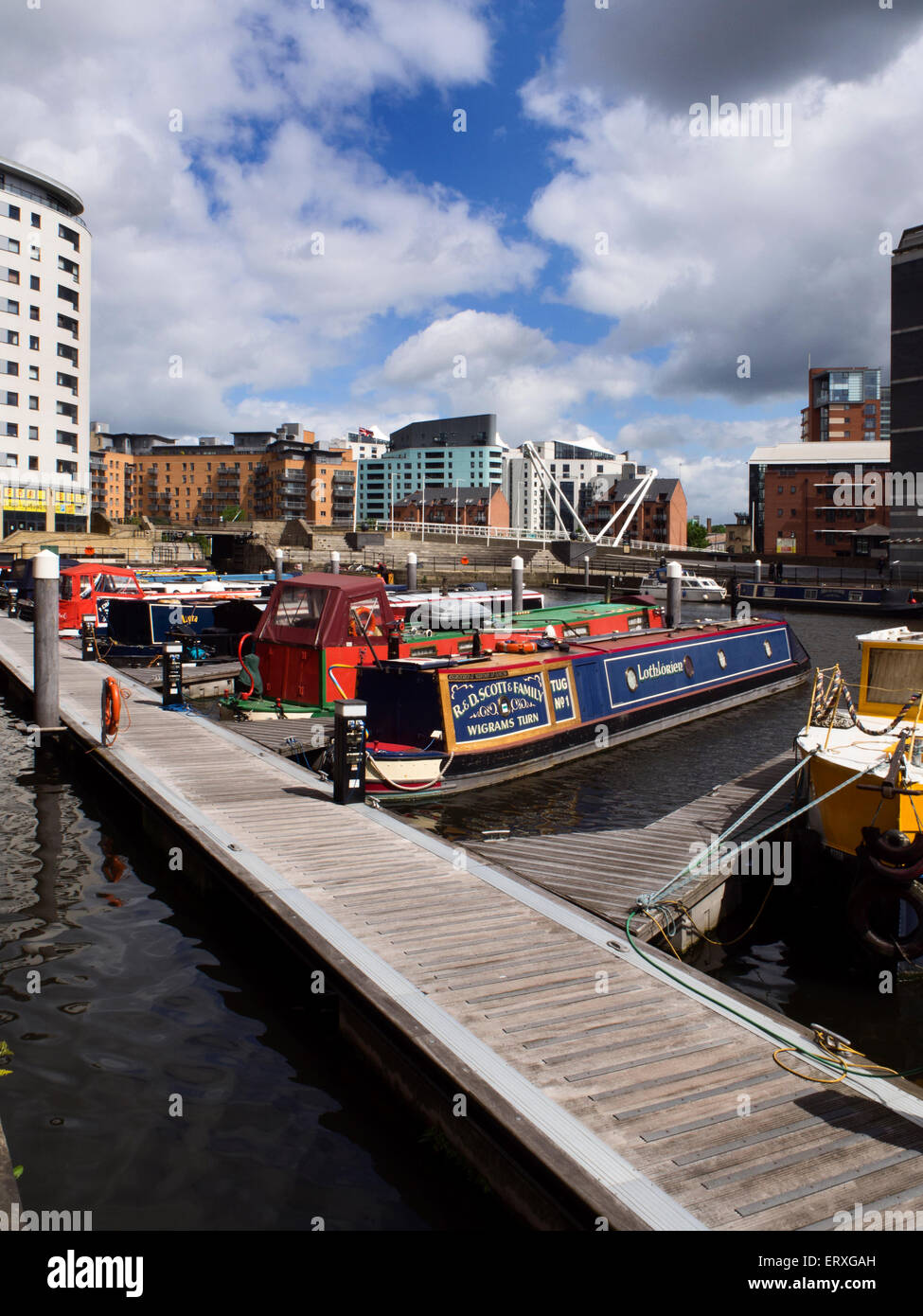 Narrowboats ormeggiato al Clarence Dock a Leeds West Yorkshire Inghilterra Foto Stock
