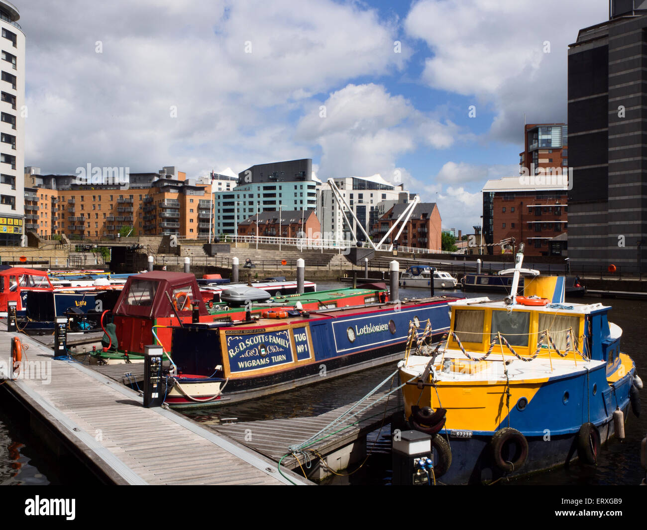 Narrowboats ormeggiato al Clarence Dock a Leeds West Yorkshire Inghilterra Foto Stock