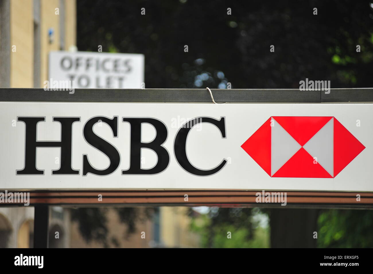 Bristol, Regno Unito. 09 giugno 2015 una filiale locale della banca HSBC in Bristol. HSBC ha annunciato piani per ax migliaia di posti di lavoro in tutto il Regno Unito per aiutare a ridurre i costi. La banca è in grado di tagliare fino a 8000 posti di lavoro del Regno Unito e di 25000 posti di lavoro in tutto il mondo e attuare misure di rebranding in seguito all'introduzione di nuove regolamentazioni bancarie. Credito: Jonny bianco/Alamy Live News Foto Stock