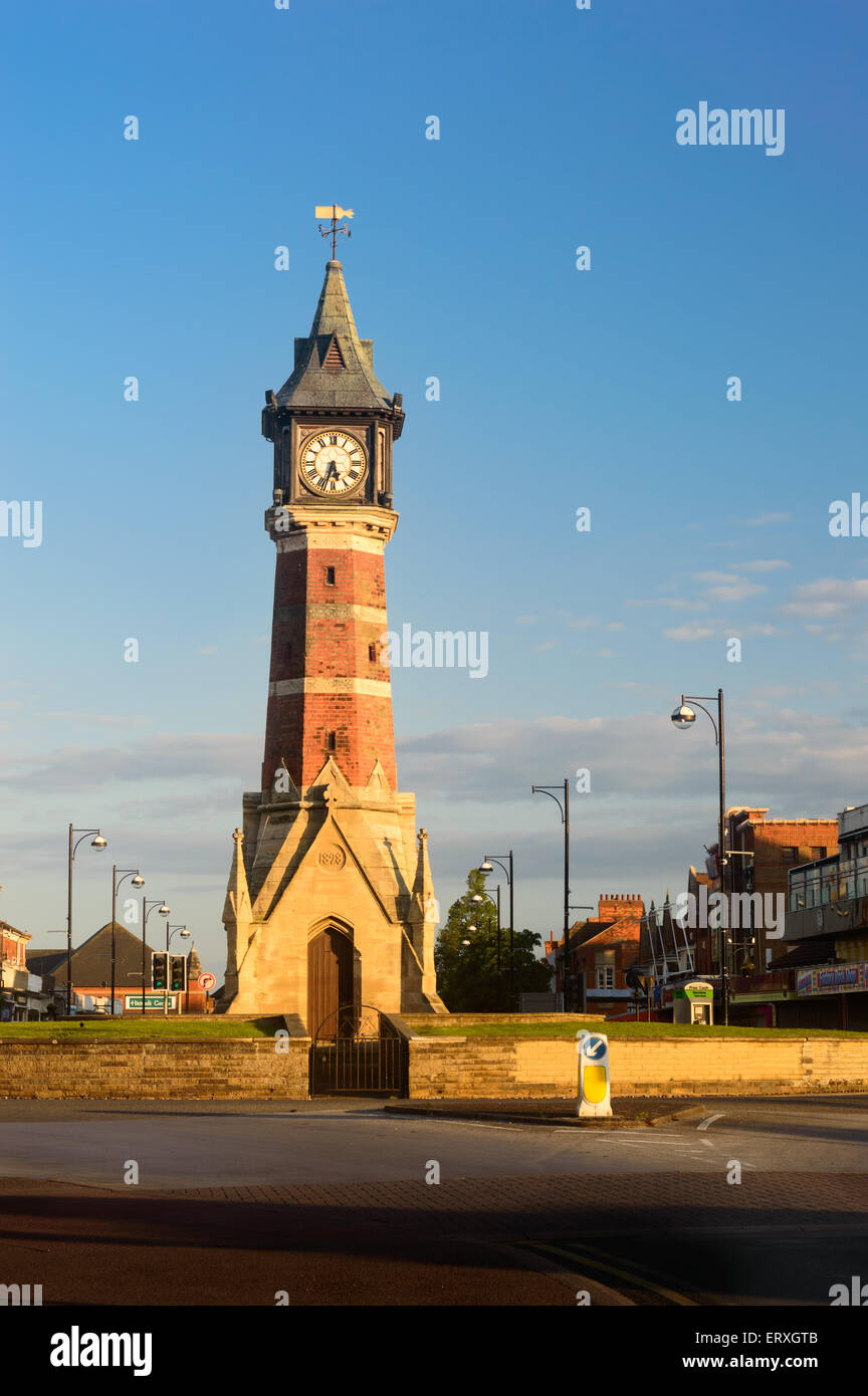 La torre dell orologio a Skegness. Nelle prime ore del mattino, in giugno. A Skegness, Lincolnshire, Inghilterra Foto Stock